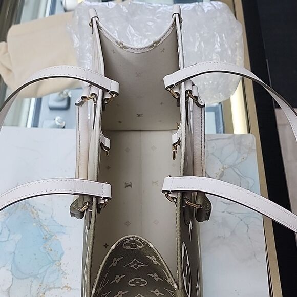 NEW!! RARE!!! Louis Vuitton Giant Monogram ONTHEGO MM Sunset Kaki Tote Bag Purse - Picture 11 of 16